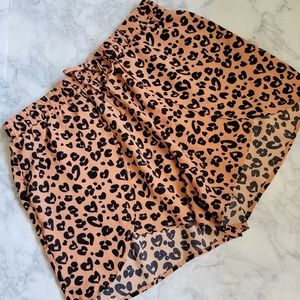 Asos en creme leopard tulip shorts size large
